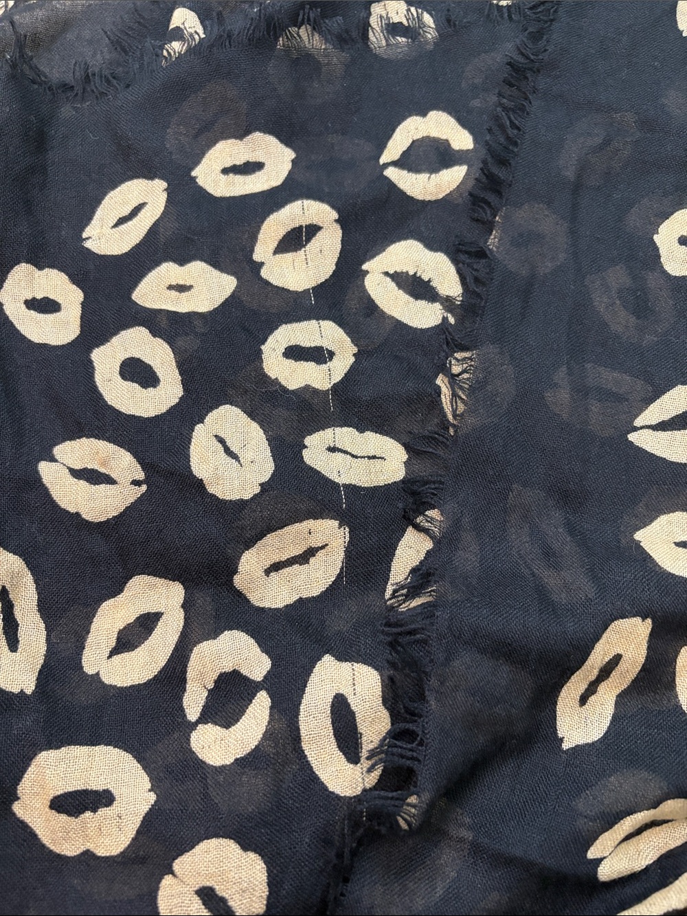 Marc by Marc Jacobs Mademoiselle Kiss Lips Print Scarf One Size novelty designer - Picture 6 of 6